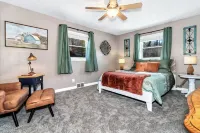 The Honeybee Cottage: Conveniently located close to Asheville