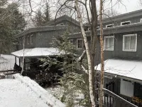 8 Guest 3BR, 2 BA Stratton Condo with Fireplace and forest views.