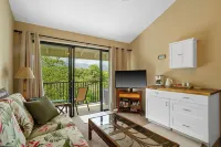 Studio with AC, lanai, and mountain views. Steps from the ocean with beach gear!