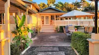 Quiet 3-bedroom house on 2.5 acres w/ocean and town views, 6 beds Hotels near Kimura Lauhala Shop