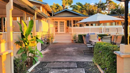 Quiet 3-bedroom house on 2.5 acres w/ocean and town views, 6 beds