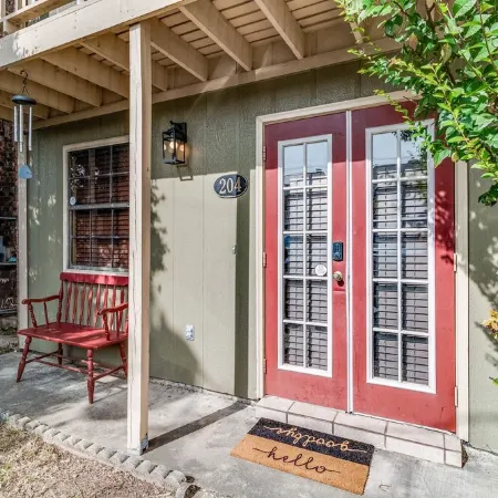 LALALAND -2 master suites, king bed, comfort & location “No chores” at checkout