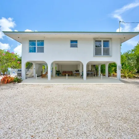 MILLION DOLLAR VIEW very private 4 bedroom resort with pool, pier, kayaks, spa