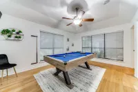Spacious 5Br Retreat w/ Pool, Hot Tub, Game Room & Pool Table - Sleeps 14