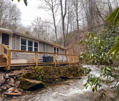 "UNWIND BY THE WATER'S EDGE" Beautiful 2/1 Cabin w/ Hot Tub on Roaring Creek! Hotels in der Nähe von Mingus Mill