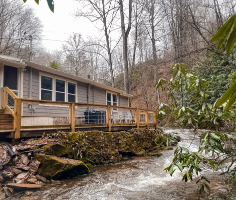 "UNWIND BY THE WATER'S EDGE" Beautiful 2/1 Cabin w/ Hot Tub on Roaring Creek!