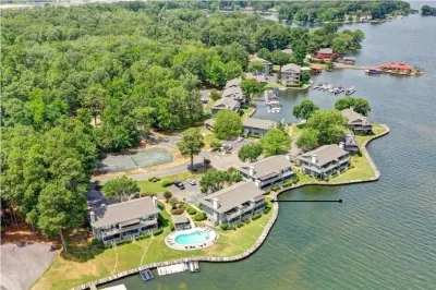 Beautiful Lakefront Views - Top Rated Unit - SAFE quite neighborhood