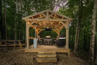Cozy Cabin in Beech Mountain - Fireplace