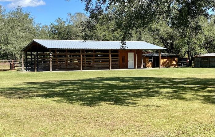 Country Cottage, 40 Acres, Outdoor Kitchen  w/ B-que, Campfire, & Horse Stables.