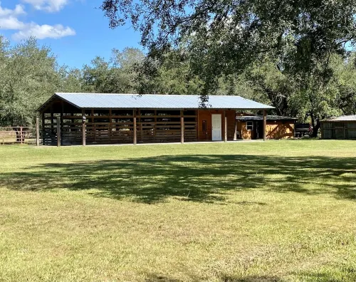 Country Cottage, 40 Acres, Outdoor Kitchen  w/ B-que, Campfire, & Horse Stables.