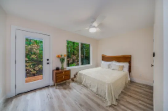 Modern Lakeview Escape