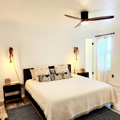 CHARMING 3-Bedroom RETREAT GATEAWAY PET Friendly ♥️ HOT TUB - GYM- POOL TABLE