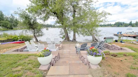 Island LakeHouse - Waterfront Home -3BD Beach & Kayaks, Game Room