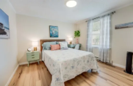 Picture Perfect  Waterfront in town  Sleeps 6  Expansive Outdoor dining area
