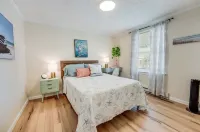 Picture Perfect  Waterfront in town  Sleeps 6  Expansive Outdoor dining area