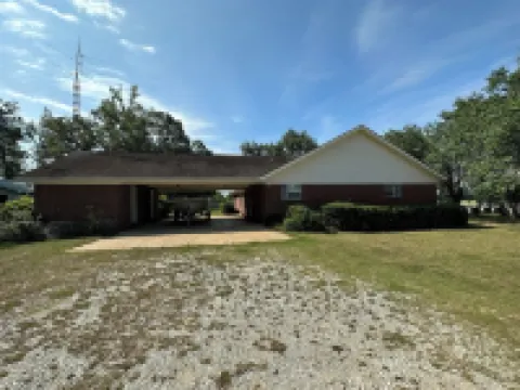 Farmhouse home located near Eufaula and Clayton, AL