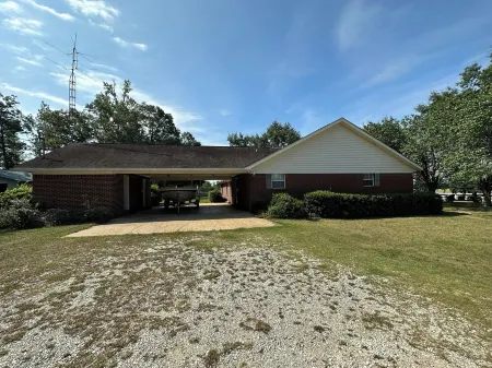 Farmhouse home located near Eufaula and Clayton, AL