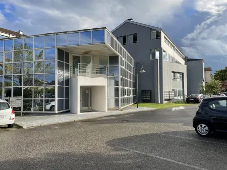 Very attractive, fully-furnished, luxury T2 apartment 5 minutes' walk from the center. Отели в г. Дивон-ле-Бен