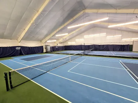 Hopskip Retro Chalet • Firepit • Deck • Gas Grill • Indoor Pools & Tennis-Pickle