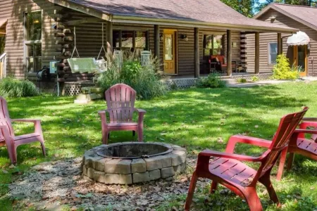 🎣 FISHING LODGE🌲 - 3 Stocked Ponds, Hot Tub, Sleeps 14, 8 acres, Arcade