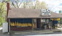 Mountain Views, River Frontage & HotTub + Country!