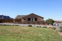 Family and Pet Friendly! Luxurious Backyard Amenities! Jacuzzi! Lots of Parking! Hotels in Moab South Valley