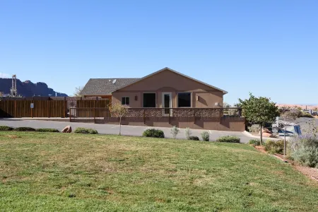 Family and Pet Friendly! Luxurious Backyard Amenities! Jacuzzi! Lots of Parking!