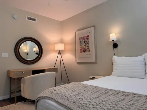 Perfect 2BR Condo in Downtown Auburn! 2 min walk to campus + 2 Parking Passes!!