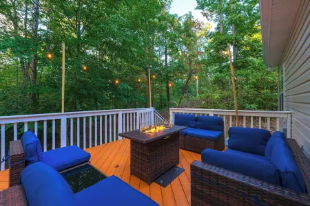 House on Lake Lanier with Dock and King Bd,10min from restaurants