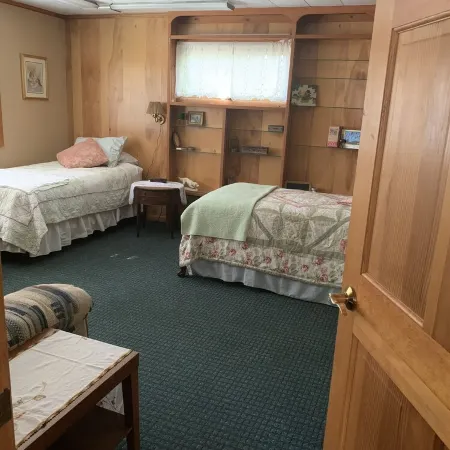 Secluded city cottage. 3 blocks from beach & Main Street shopping