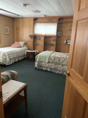 Secluded city cottage. 3 blocks from beach & Main Street shopping