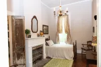 1880's Cozy Cottage, close to Historical Downtown. Sleeps up to 63B3B-pets OK