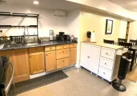 Mountain views, jacuzzi, deck, forest, wildlife