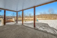 Villa Mariana Blackberry River. Luxury, pool, comfort, peaceful nature, updated