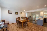 Garden House fenced yard with covered patio. Pets okay. Close access to shops. Hotels in Oregon City