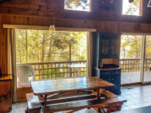 Charming 3-bedroom house with private dock on Lake Wallenpaupack! 帕爾邁拉酒店