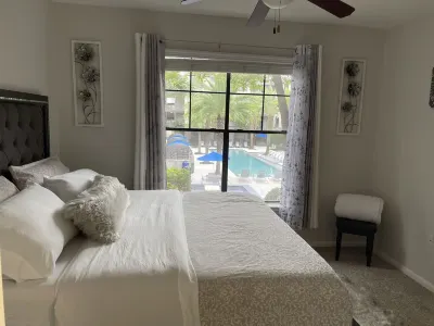 King bed W/pool near downtown and medical center