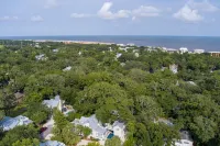 Beach Cottage with Heated Spa & Private Pool-Pet Friendly