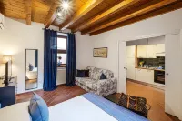 Near Gardaland, 2 minutes from the lake, in the heart of Peschiera del Garda! Xenia19