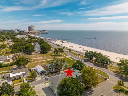 Beautiful Beach House sleeps 12 Отели рядом с Keesler Air Force Base