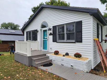 Waterfront Lake House, 20 person Tiki, Outdoor firepit, & Great location!