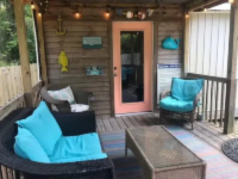 Cute Bungalow, Hot tub, game room,fenced yard