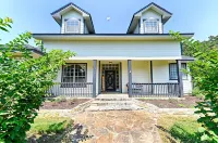 Heated Pool, Hot tub, 17 beds, Pickleball, 2 Game Rooms, Arcades