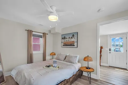 Coral Door Inn - Outdoor Shower - 3 Blocks to the Beach - Beach Badges Included