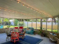 Comfortable home with King bed suite - close to Beach!