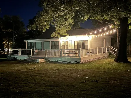 Modern Downtown Lake Geneva Charm Sleeps 8 Отели рядом с достопримечательностью «Galena Garlic Company»