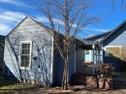 Newly renovated cozy cottage, located in the backyard of my home.