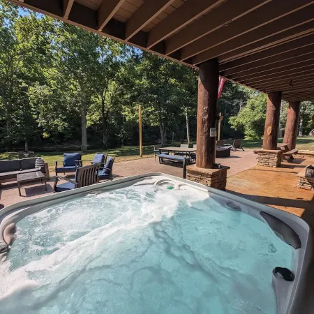 The Holston River Lodge: Luxury Riverfront, Hot Tub, Fishing, Views & Wineries