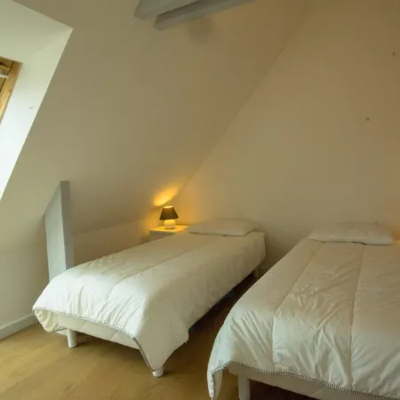 Quiet top floor flat with sea view