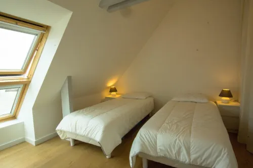 Quiet top floor flat with sea view